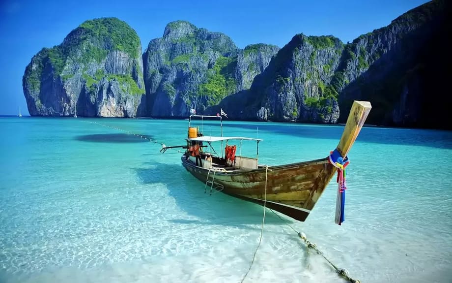 Under en sista minuten Thailand resa kan man besöka Phuket som är deras största ö